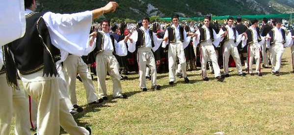 Με παραδοσιακούς χορούς για την ενίσχυση του Κοινωνικού Παντοπωλείου Τρικάλων
