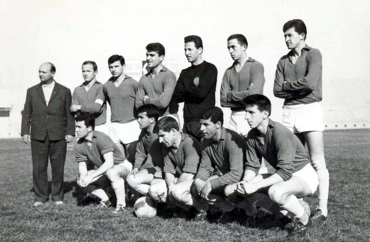 Ο ΑΟΤ της περιόδου 1964-65. Όρθιοι απο αριστερά ο προπονητής Στέφαν Καραμφίλοβιτς, Κόκκαλης, Κακαβίτσας, Μακρής, Τζώρτζης, Τάκης Μπρουζούκης, Κλαπανάρας. Κάτω: Χαριτίδης, Ζάχος, Ράντοβιτς, Καλαντζής, Πανταζής