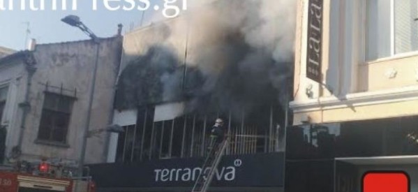 Φωτιά σε αλυσίδα ρουχισμού στην Ξάνθη και μεγάλη καταστροφή στο κέντρο της πόλης