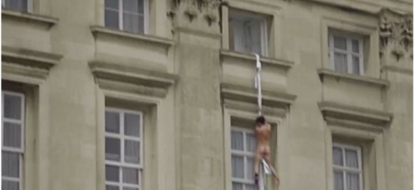 Το μυστήριο με τον γυμνό που πηδά από παράθυρο στο παλάτι του Μπάκιγχαμ
