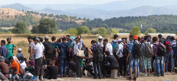 Ειδομένη: Χιλιάδες μετανάστες στα ελληνοσκοπιανά σύνορα