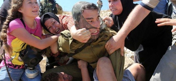 Γυναίκες ελευθερώνουν παιδί από πάνοπλο ισραηλινό στρατιώτη (video)