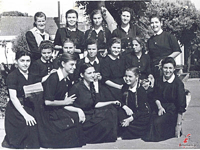 1. Μαθήτριες του Γυμνασίου Θηλέων το 1954