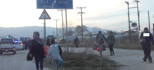 Ομάδα προσφύγων ξεκίνησε με τα πόδια από τα Τρίκαλα για τα σύνορα