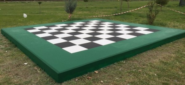 Μία γιγάντια σκακιέρα τοποθετήθηκε στην αυλή του Γυμνασίου Μεγαλοχωρίου