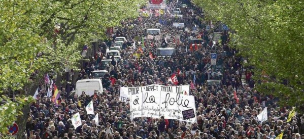 Γαλλία: Η οργή φουντώνει – Χιλιάδες κόσμος στους δρόμους (PHOTOS)