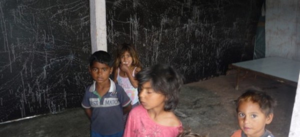 «Αγκαλιά» με ποντίκια και φίδια 15 οικογένειες τσιγγάνων στη Ράξα