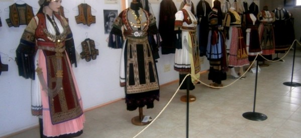 Τρίκαλα: Πλούτος πολιτισμού στην έκθεση Καραγκούνικης φορεσιάς