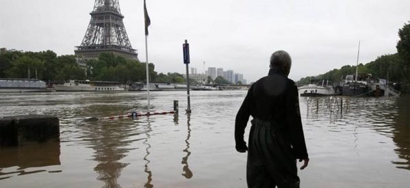 Το Παρίσι «πνίγεται» – Σπάει κάθε ρεκόρ η στάθμη του Σηκουάνα