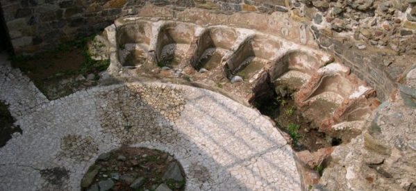 Οίκος ανοχής 2.000 ετών βρέθηκε σε ανασκαφές στην αρχαία Αγορά της Θεσσαλονίκης. Αρχαίες σάουνες, οµοιώµατα φαλλών, αρχαίοι δονητές και άλλα ευρήματα «ακατάλληλα για ανηλίκους» ξάφνιασαν τους αρχαιολόγους…
