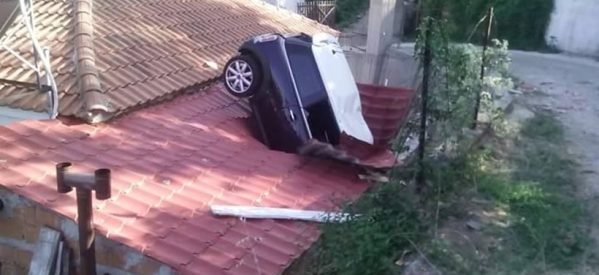 Απίστευτη φωτογραφία: Αυτοκίνητο «καρφώθηκε» πάνω σε στέγη σε χωριό της Λάρισας