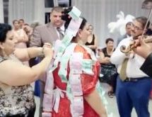 «Καρφίτσωσαν» τσιγγάνα νύφη με 200.000 ευρώ (Βίντεο)