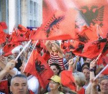 Καπνογόνα μέσα στην αλβανική Βουλή – Συγκρούσεις διαδηλωτών με την αστυνομία (εικόνες – video)