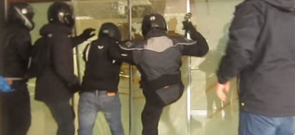 Επίθεση Ρουβίκωνα με βαριοπούλες σε εταιρεία χρηματοοικονομικών υπηρεσιών (video)