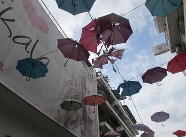 Οι ομπρέλες της οδού Απόλωνος σήμερα