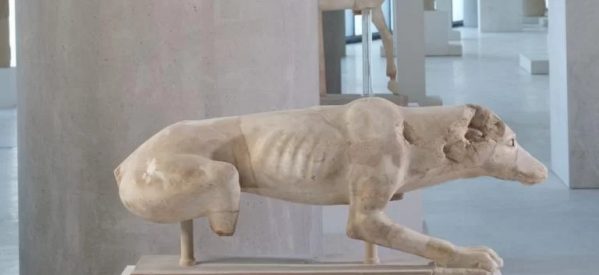 Η Ακρόπολη μας εκπλήσσει! Βρέθηκε γλυπτό σκύλου από το 520 π.Χ. νοτίως του Παρθενώνα