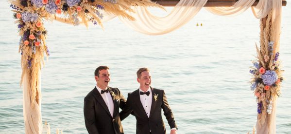 Ο πρώτος γκέι γάμος στο Βόλο ήταν μια άκρως ρομαντική τελετή με θέα τον Παγασητικό [εικόνες]