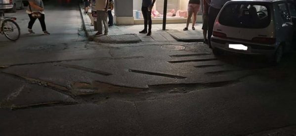 Απίστευτο τροχαίο στο κέντρο της Λάρισας: Λαρισαία οδηγός έπεσε σε «τρύπα» από έργα του δήμου