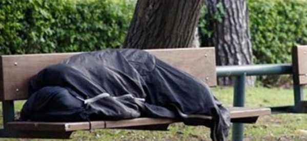 Απολύθηκε ο Βρετανός αστυνομικός που άφησε τον Έλληνα άστεγο να πεθάνει στο κρύο
