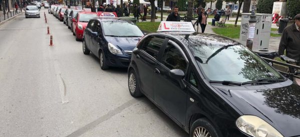 Διαμαρτυρόμενοι στους δρόμους της Λάρισας οι εκπαιδευτές οδήγησης – Στον “αέρα” 50.000 διπλώματα!