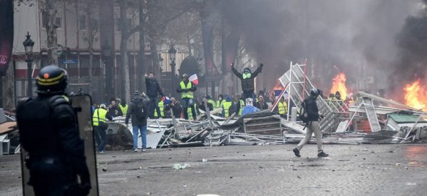 Χάος στο Παρίσι: Άγριες συμπλοκές με οδοφράγματα, φωτιές και τραυματίες για την πολιτική του Μακρόν