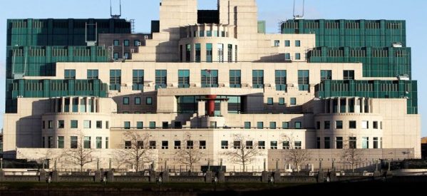 Daily Mirror: Οι υπηρεσίες πληροφοριών της Βρετανίας φέρονται να παρακολουθούν Ρώσους διπλωμάτες