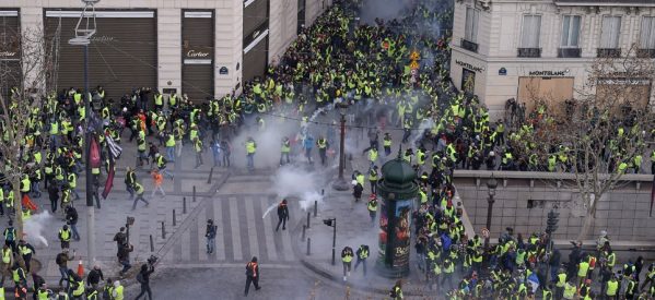 «Κίτρινα Γιλέκα»: Δακρυγόνα και οδομαχίες στο Παρίσι