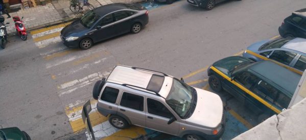 Στα Τρίκαλα συνεχίζεται αμείωτος ο παραλογισμός της παράνομης στάθμευσης