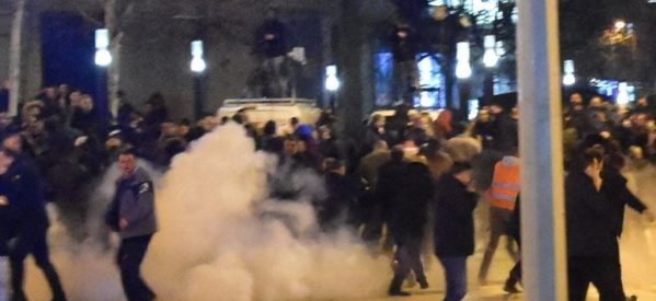 Επεισόδια στην Αλβανία: Συγκρούσεις, δακρυγόνα και πέτρες κοντά στο κοινοβούλιο