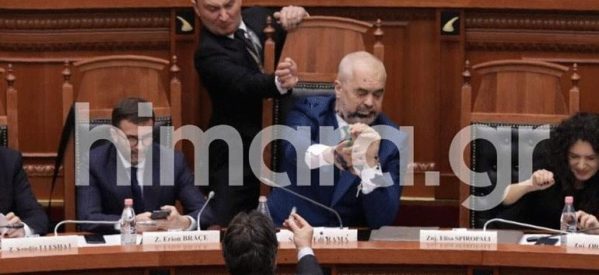 Επεισόδιο στην αλβανική Βουλή – Επίθεση με μελάνι δέχθηκε ο Ράμα