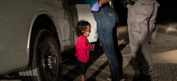World Press Photo: Το στιγμιότυπο με το μικρό κορίτσι που κλαίει είναι «η φωτογραφία της χρονιάς»