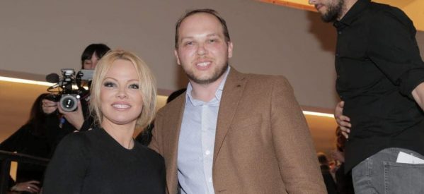 Η εκρηκτική Pamela Anderson , ο Τρικαλινός communicator  Kώστας Κωστούλας και ο Γιάνης Βαρουφάκης