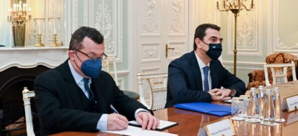 Στην Αγία Πετρούπολη ο Σκρέκας για τις ρωσικές προμήθειες φυσικού αερίου προς την Ελλάδα