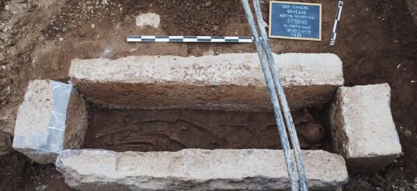 Δεκατέσσερις αρχαίοι τάφοι αποκαλύφθηκαν στα Φάρσαλα (φωτό)