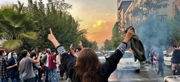 Οι γυναίκες αψηφούν την καταστολή και βάζουν «φωτιά» στην ιρανική κοινωνία