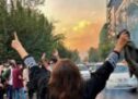 Οι γυναίκες αψηφούν την καταστολή και βάζουν «φωτιά» στην ιρανική κοινωνία