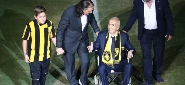 Η στιγμή που ο 92χρονος θρύλος της ΑΕΚ Κώστας Νεστορίδης μπαίνει στο νέο γήπεδο