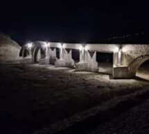 <strong>Αναστηλώθηκε το ιστορικό Γεφύρι της Σαρακίνας στον Πηνειό ποταμό – Εντυπωσιακό βίντεο με drone</strong>