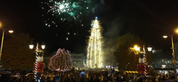 Χριστούγεννα 2022: Άναψε το χριστουγεννιάτικο δέντρο στα Τρίκαλα