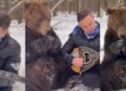Απίστευτο βίντεο: Λαρισαίος γίνεται viral παίζοντας μπουζούκι στα χιόνια με μια αρκούδα να τον… λιγουρεύεται