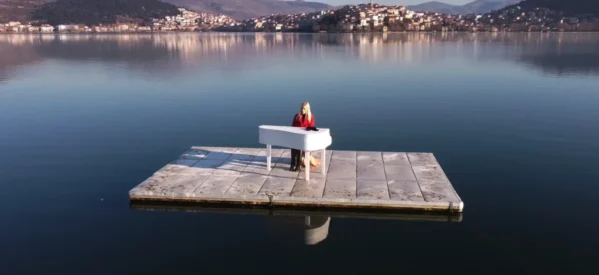 Καστοριά: Η «ιπτάμενη πιανίστρια» από τη Λάρισα έπαιξε πιάνο στη μέση της λίμνης – Δείτε βίντεο