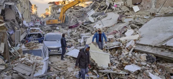 Σοκαριστική εκτίμηση – 100.000 άνθρωποι κάτω από τα ερείπια στην Τουρκία