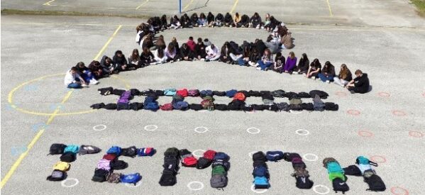 «Πένθος στις ράγες των Τεμπών»: Το μήνυμα των μαθητών του ΓΕΛ Βαλτινού